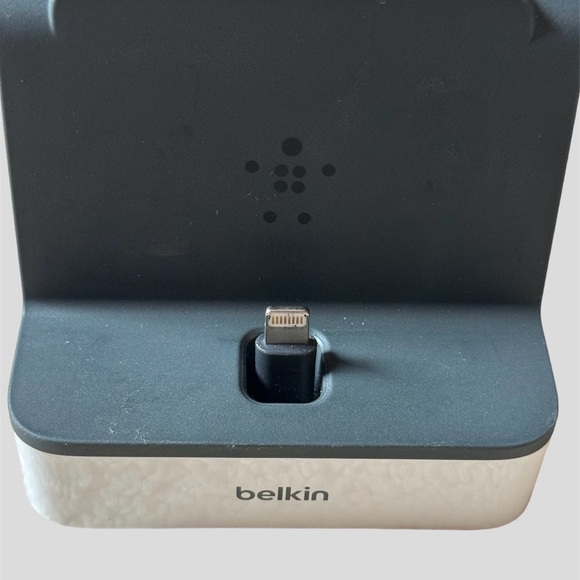 belkin 2-in-1 iPhone and Apple Watch Charger - Picture 3 of 8